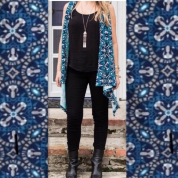 Blue Tile Waterfall Convertible Vest & Scarf - Picture 4 of 5